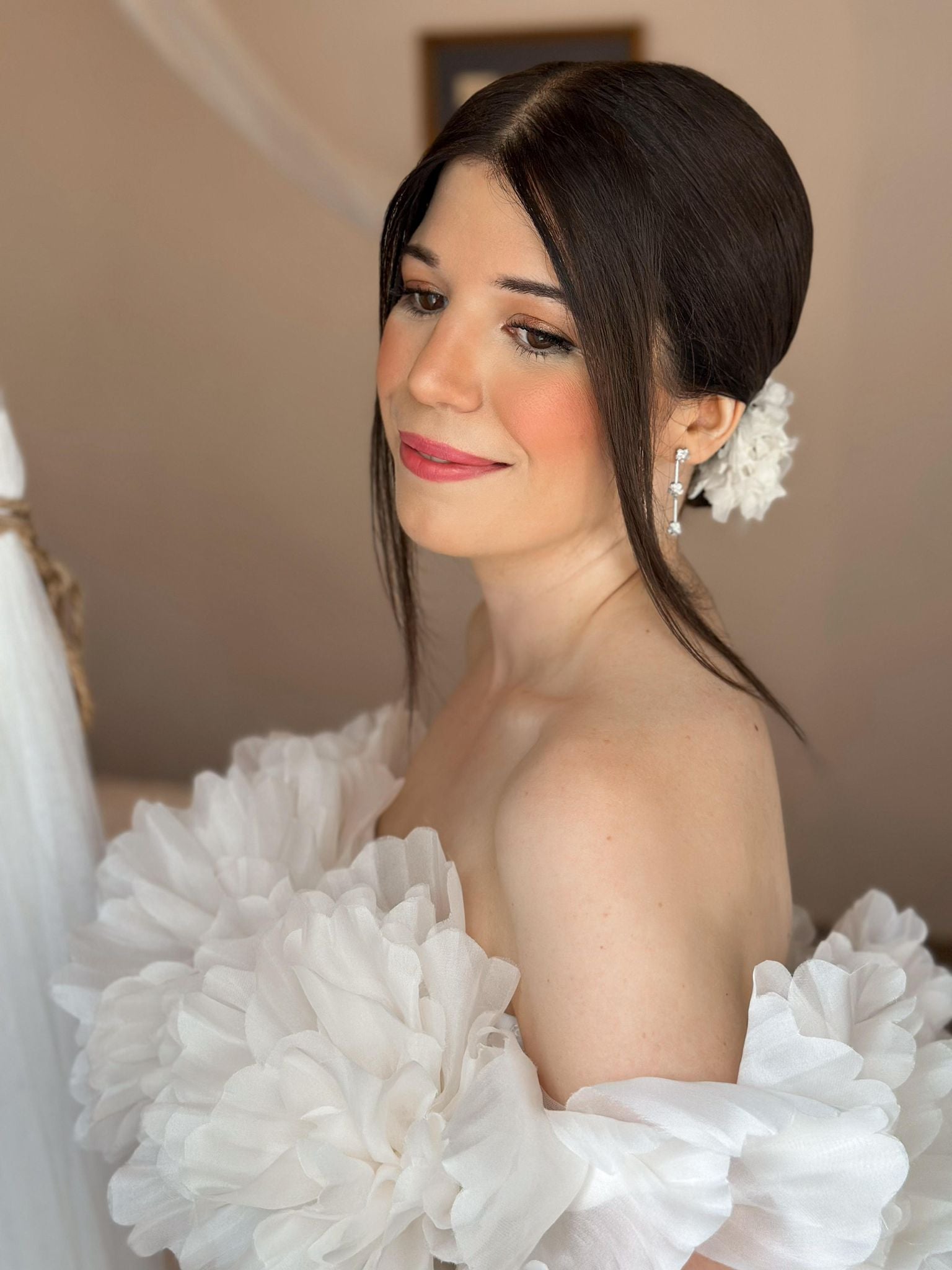 Belén Temprano con vestido floral de Laura Lucena Atelier