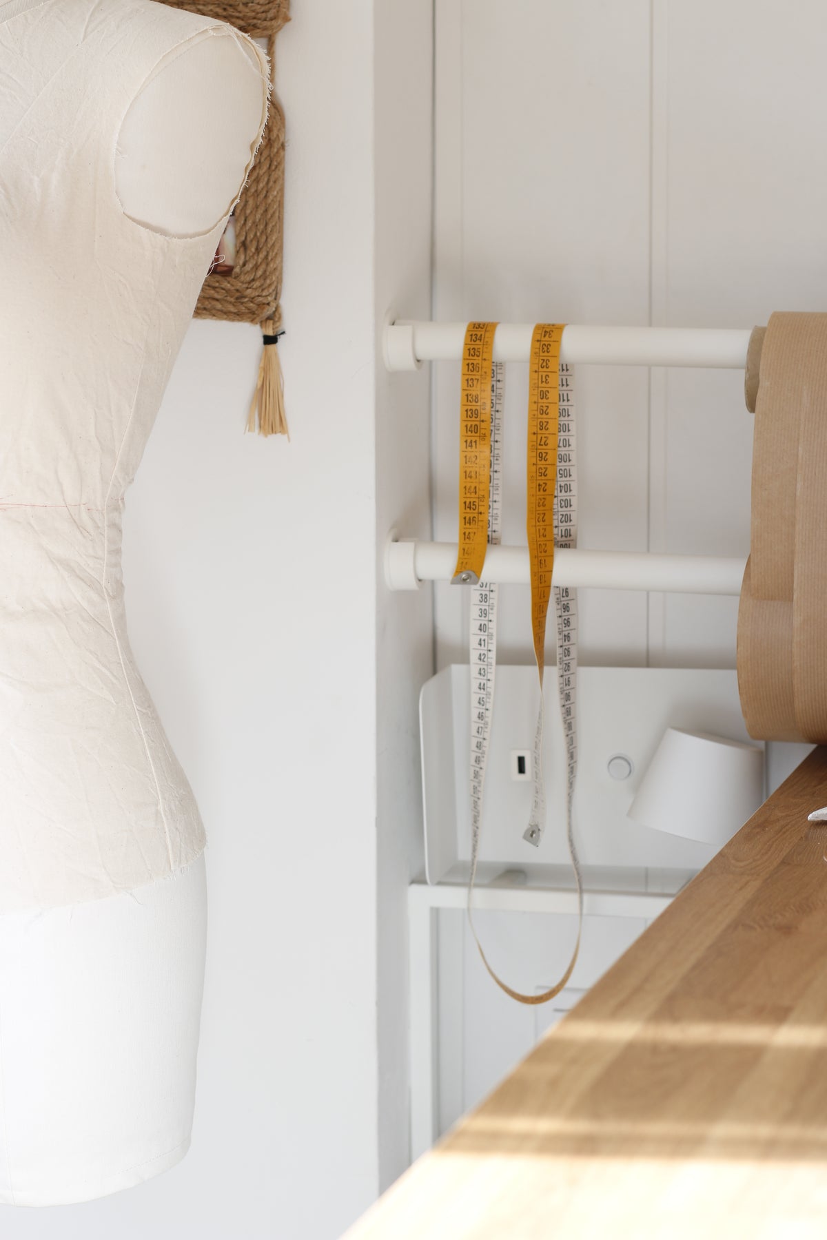 Maniquí, mesa de trabajo y cintas métricas en el atelier de Laura Lucena